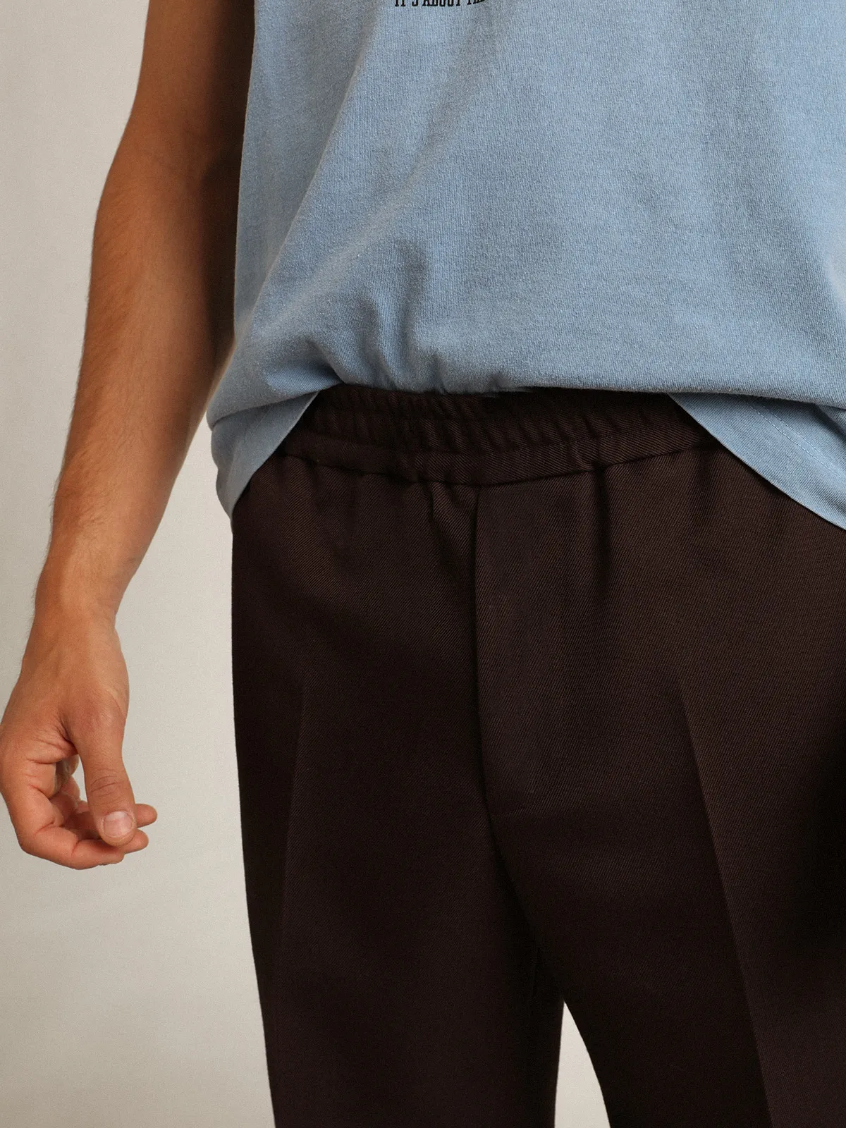 Men's joggers in licorice color